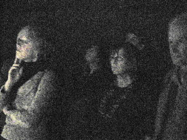 Zuschauer im Dunklen, in einer Rauminstallation von Andreas Hofer