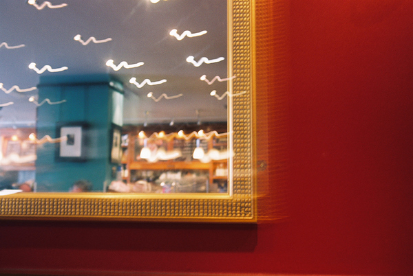 Blick in einen Spiegel im Caffe Nero Piccadilly, in der City von London, London 2007